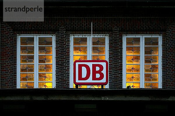 Logo DB Deutsche Bahn  Fenster leuchten von innen  stimmungsvoll  Bahnhof Westerland  Nordseeinsel Sylt  Nordfriesland  Schleswig-Holstein  Deutschland  Europa