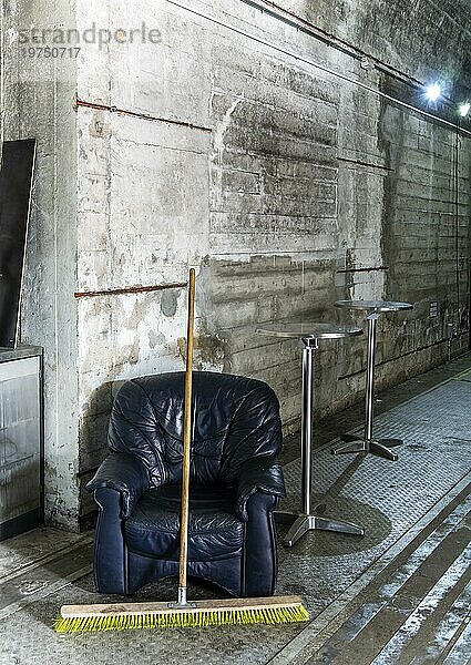 Ledersessel und Bistrotische im inneren eines Bunkers  Berlin-Adlershof  Berlin  Deutschland  Europa