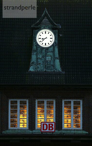 Uhr  Logo DB Deutsche Bahn  Fenster leuchten von innen  stimmungsvoll  Bahnhof Westerland  Nordseeinsel Sylt  Nordfriesland  Schleswig-Holstein  Deutschland  Europa