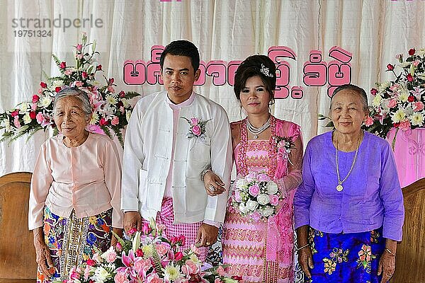 Brautpaar mit Verwandten  Hochzeit  Hochzeitfeier Nähe Nyaungshwe  Inle-See  Shan Staat  Myanmar  Birma  Burma  Asien
