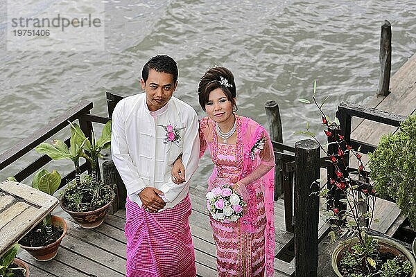 Brautpaar  Hochzeit  Hochzeitfeier Nähe Nyaungshwe  Inle-See  Shan Staat  Myanmar  Birma  Burma  Asien