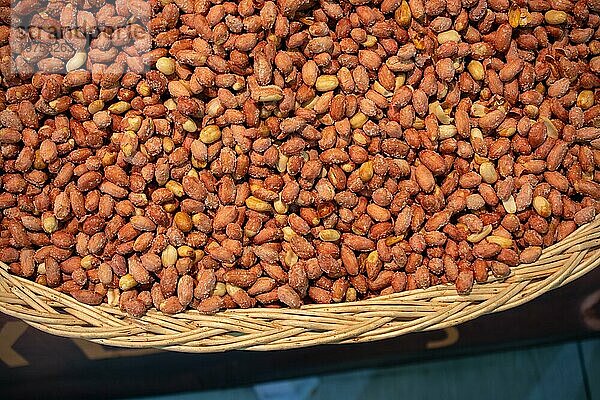Ungeschälte Erdnüsse in Hülle und Fülle für Knabberzeug im Blick