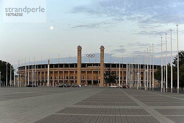 Berliner Olympiastadion von Architekt Werner March 1936  Rekonstruktion mit Dachkonstruktion von Gerkan  Marg und Partner 2004  Charlottenburg  Berlin  Berlin  Deutschland  Europa