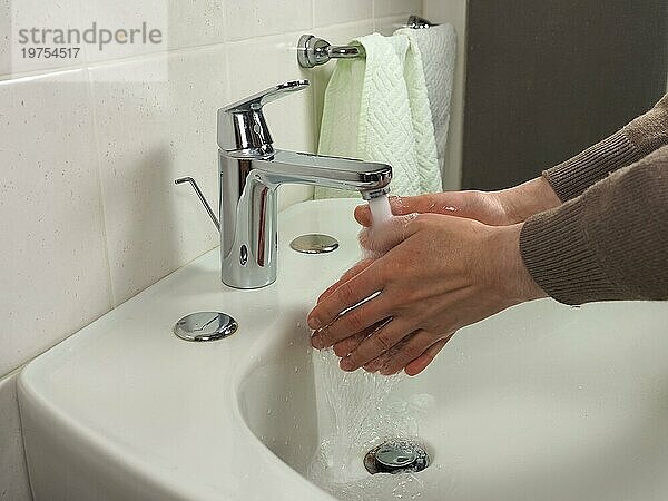 Unbekannter Mann beim Händewaschen