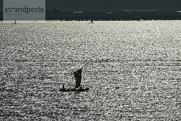 Traditionelles Dau  Segelboot  Fischerboot  Gegenlicht  glitzerndes Wasser  Silhouette  Toliara  Madagaskar  Afrika