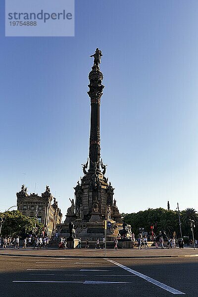 Denkmal für Christoph Kolumbus  Statue auf einer Säule  Monumento a Colón  Kolumbussäule  La Rambla  Ramblas  Gegenlicht  Barcelona  Katalonien  Spanien  Europa