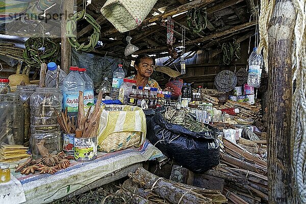 Kräuter-Apotheke am Markt  Marktstand  alte Frau  Morandava  Madagaskar  Afrika