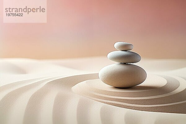 Zensteine stapeln sich auf geharkten Sandwellen in einer minimalistischen Umgebung für Gleichgewicht und Harmonie. Gleichgewicht  Harmonie und Frieden des Geistes  Wellness  Meditation und Spiritualität Konzept