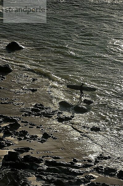 Silhouette eines Surfers  Surfer  Wassersport  Byron Bay  Queensland  Australien  Ozeanien