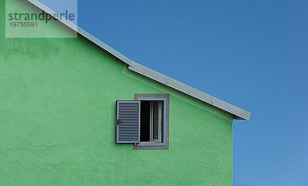 Grünes Haus blauer Himmel