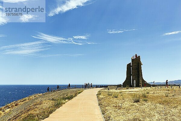 Fußgänger  Touristen am Leuchtturm von Cap Cerbère  Cap Cerbere  Gegenlicht  Côte Vermeille  Cote Vermeille  Pyrénées-Orientales  Pyrenees-Orientales  Frankreich  Europa