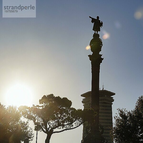 Denkmal für Christoph Kolumbus  Statue auf einer Säule  Monumento a Colón  Kolumbussäule  La Rambla  Ramblas  Gegenlicht  Barcelona  Katalonien  Spanien  Europa