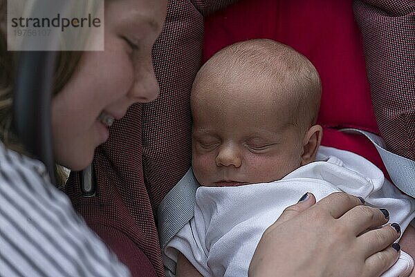 Mädchen  10 jahre  mit ihrem neugeborenen Neffen  Mecklenburg-Vorpommern  Deutschland  Europa
