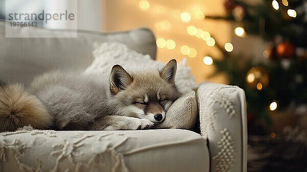 Niedliche kleine Fuchs schlafen auf dem Sofa im Zimmer mit Weihnachtsbaum und Lichter Ai erzeugt