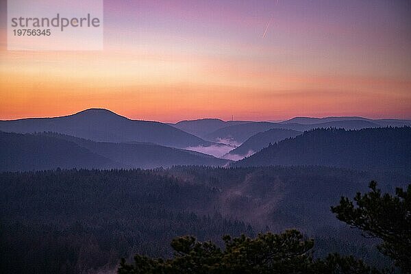Landschaftsaufnahme bei Sonnenaufgang  kalte Winterlandschaft von einem Sandsteinfelsen mitten im Wald. Natur pur am Morgen vom Aussichtspunkt  dem Schlüsselfelsen im Pfälzerwald  Deutschland  Europa