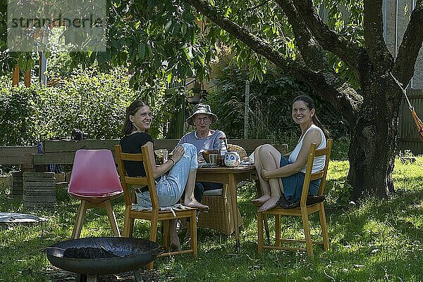 Drei Frauen beim Kaffeetrinken im Garten  Mecklenburg-Vorpommern  Deutschland  Europa