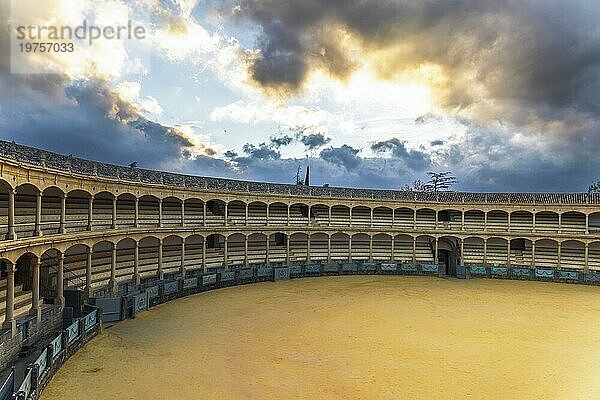 Teilansicht des Innenraums der Stierkampfarena von Ronda mit einem dramatisch bewölkten Himmel und der Arena im Vordergrund. in Ronda  Málaga  Spanien am 30. 11. 2023