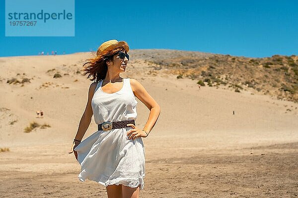 Glückliche Frau steht auf einer Sanddüne vor blauem Himmel in Cabo de Gata  Spanien  Europa