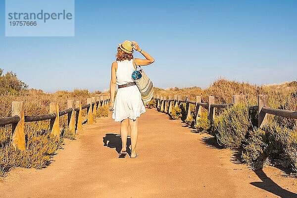 Rückansicht einer Frau in Richtung eines Weges zum Strand in Cabo de Gata  Spanien  Europa