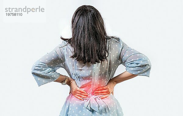 Mädchen mit Wirbelsäulenproblemen isoliert. Frau mit Rückenschmerzen auf isolierten Hintergrund. lumbale Probleme Konzept. Ein wundes Mädchen mit Rückenschmerzen