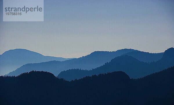 Morgenstimmung  Bergsilhouette auf der Postalm  Osterhorngruppe  Salzkammergut  Land Salzburg  Österreich  Europa