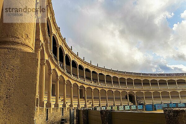 Teilansicht des Innenraums der Stierkampfarena von Ronda mit einem dramatisch bewölkten Himmel und der Arena im Vordergrund. in Ronda  Málaga  Spanien am 30. 11. 2023