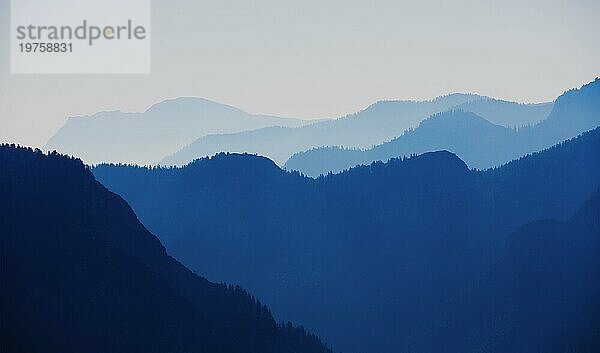 Morgenstimmung  Bergsilhouette auf der Postalm  Osterhorngruppe  Salzkammergut  Land Salzburg  Österreich  Europa