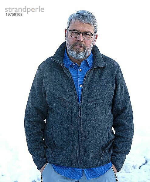 Selbstportrait Fotograf Andreas von Mallinckrodt  56 Jahre alt  Mann  eine Person  Hände in den Hosentaschen  außen im Winter mit Schnee