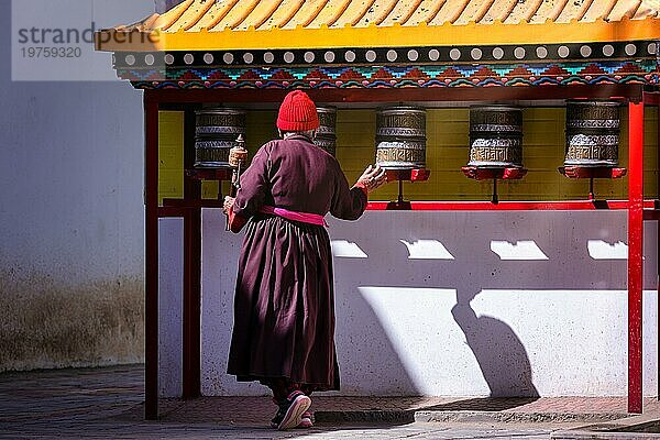 Ein weiblicher buddhistischer Gläubiger  Leh  Ladakh  Indien  Asien