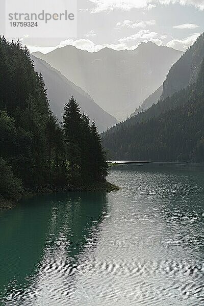 Stilluptal  Speicher Stiillup (1116m)  Stillupgrund  Mayrhofen  Speichersee  alpine Gebirgslandschaft  Nadelwald  Gegenlicht  Wasserspiegelung  Dunst  Zillertaler Alpen  Tirol  Österreich  Europa