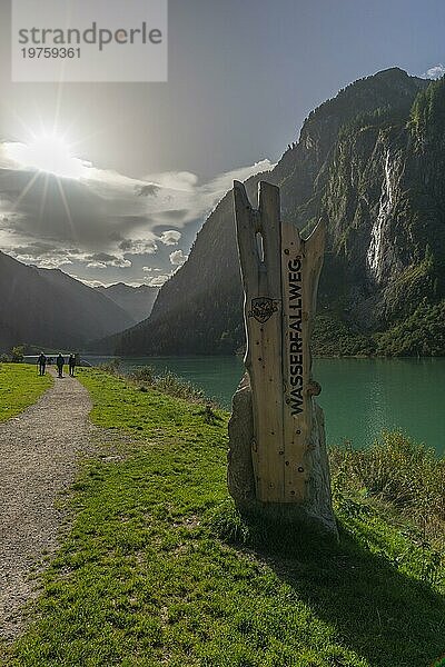 Stilluptal  Speicher Stiillup (1116m)  Stillupgrund  Mayrhofen  Speichersee  alpine Gebirgslandschaft  Nadelwald  Gegenlicht  Wasserfall Wanderweg  Wanderer  Zillertaler Alpen  Tirol  Österreich  Europa