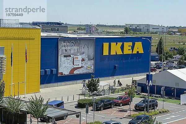 Bratislava  Slowakei  4. August 2022 : IKEA Einrichtungshaus. IKEA ist seit 2008 der größte Möbelhändler der Welt und entwirft und vertreibt montagefertige Möbel  Europa