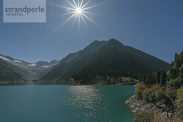 Schlegeisspeicher (1782m)  Gletscher am Schlegeiskees  blauer Himmel  Gegenlicht  Zillertaler Alpen  Tirol  Österreich  Europa