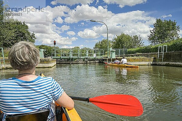 Kanu  Schleuse Zeddenbach  Sachsen-Anhalt  Deutschland  Europa