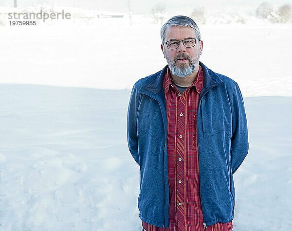 Selbstportrait Fotograf Andreas von Mallinckrodt  56 Jahre alt  Mann  eine Person  Hände hinter dem Rücken  redend  außen im Winter mit Schnee