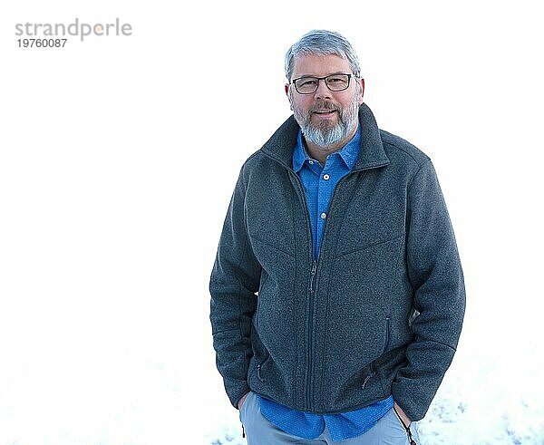 Selbstportrait Fotograf Andreas von Mallinckrodt  56 Jahre alt  Mann  eine Person  Hände in den Hosentaschen  lächelnd  außen im Winter mit Schnee