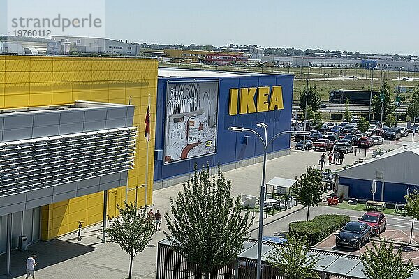 Bratislava  Slowakei  4. August 2022 : IKEA Einrichtungshaus. IKEA ist seit 2008 der größte Möbelhändler der Welt und entwirft und vertreibt montagefertige Möbel  Europa