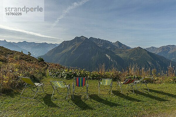 Liegestühle  Penken  Penkenjoch (2.095m)  Gemeinde Finkenberg  Tuxer Tal  Zillertaler Alpen  alpine Bergwelt  Gegenlicht  Tirol  Österreich  Europa