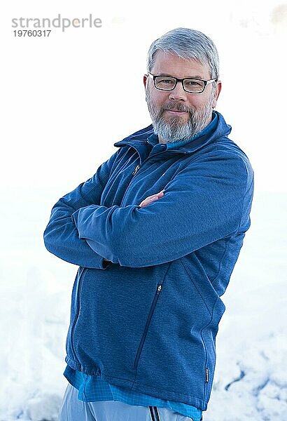 Selbstportrait Fotograf Andreas von Mallinckrodt  56 Jahre alt  Mann  eine Person  Arme verschränkt  lächelnd  außen im Winter mit Schnee