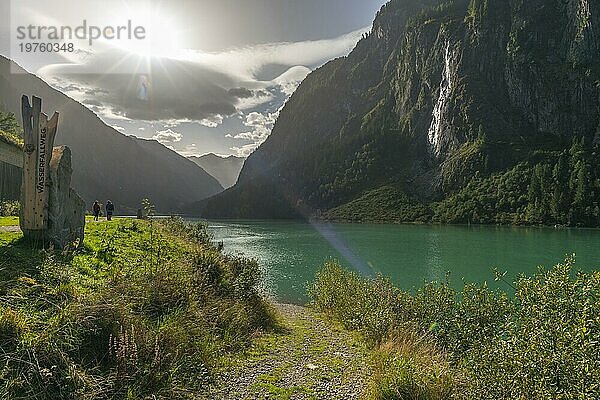 Stilluptal  Speicher Stiillup (1116m)  Stillupgrund  Mayrhofen  Speichersee  alpine Gebirgslandschaft  Nadelwald  Gegenlicht  Zillertaler Alpen  Tirol  Österreich  Europa