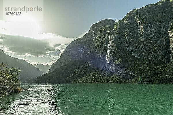 Stilluptal  Speicher Stiillup (1116m)  Stillupgrund  Mayrhofen  Speichersee  alpine Gebirgslandschaft  Nadelwald  Gegenlicht  Wasserfall  Zillertaler Alpen  Tirol  Österreich  Europa