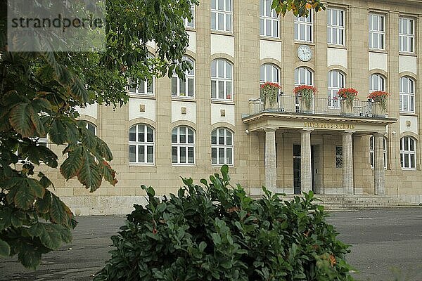 Innenhof und Eingang zur Elly-Heuss Schule Gymnasium erbaut 1916  Platz der deutschen Einheit  Wiesbaden  Taunus  Hessen  Deutschland  Europa
