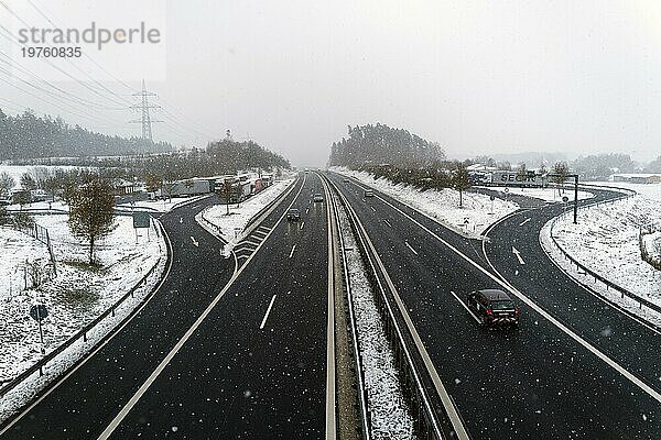 Kaltes Wetter in Nordbayern nach heftigen Schneefällen. Autos fahren unter einer Fußgängerbrücke hindurch und Lastwagen machen eine Pause von den schwierigen Fahrbedingungen. Coburg  Deutschland  Europa
