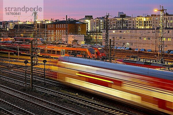 Erhöhte Ansicht auf Gleise mit einem Zug in Bewegung bei Sonnenuntergang  Frankfurt am Main  Hessen  Deutschland  Europa
