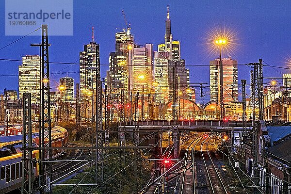 Erhöhte Stadtansicht am Abend mit Gleisen  Hauptbahnhof und Hochhäusern  Frankfurt am Main  Hessen  Deutschland  Europa