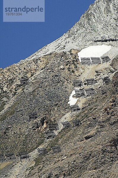 Stützpfeiler  Schneezäune am Berghang zur Vermeidung von Lawinen in den Alpen