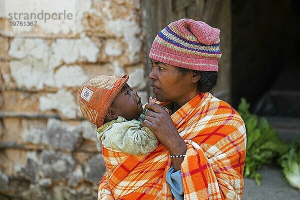 Mutter und Kind im traditionellen Deckenmantel des Betsileo Stammes  Fianarantsoa  Haute Matsiatra  Madagaskar  Südostafrika  Afrika