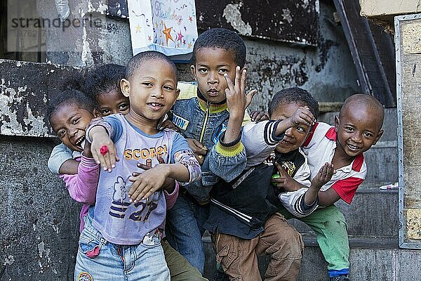 Lächelnde madagassische Kinder posieren in den Straßen von Antananarivo  der Hauptstadt von Madagaskar  Südostafrika