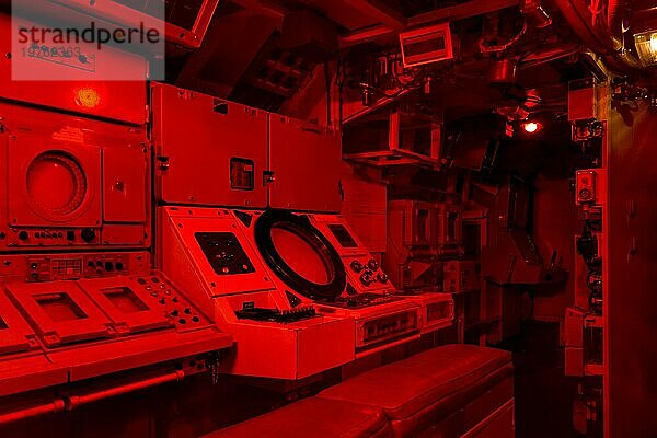 Kontrollraum unter Rotlicht der Redoutable  dem ersten ballistischen Raketen U Boot der französischen Marine in der Cité de la Mer  dem Schifffahrtsmuseum in Cherbourg  Normandie  Frankreich  Europa