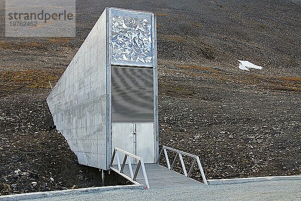 Eingang zum Svalbard Global Seed Vault  der größten Saatgutbank der Welt bei Longyearbyen auf der norwegischen Insel Spitzbergen